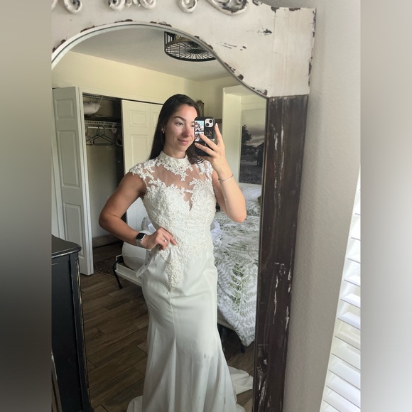 Wedding dress - Picture 3 of 10